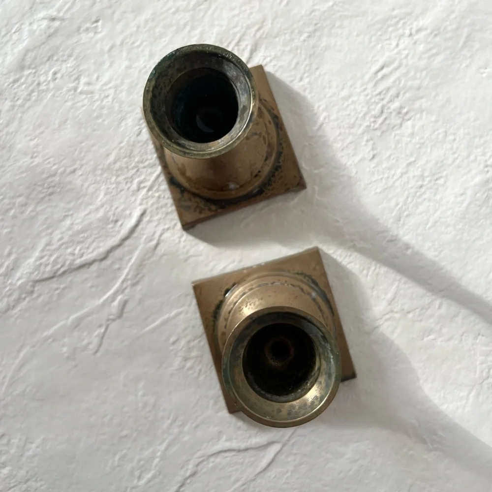 SET OF 2 GORGEOUS‎ VINTAGE BRASS CANDLE STICKS - SHORT W/ SQUARE BASES